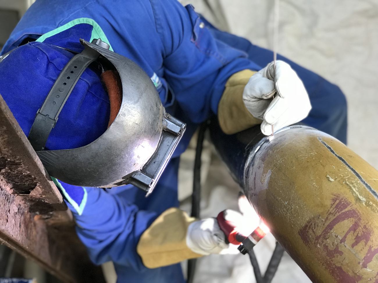 Soldador de RUDEL S.A. ejecutando soldadura TIG en terreno